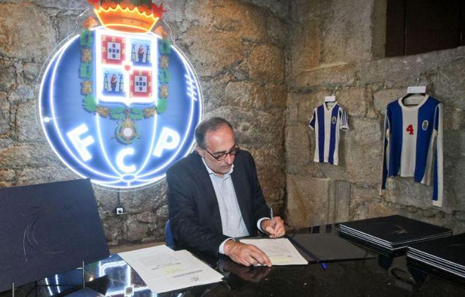 中国女排必 中国女排必